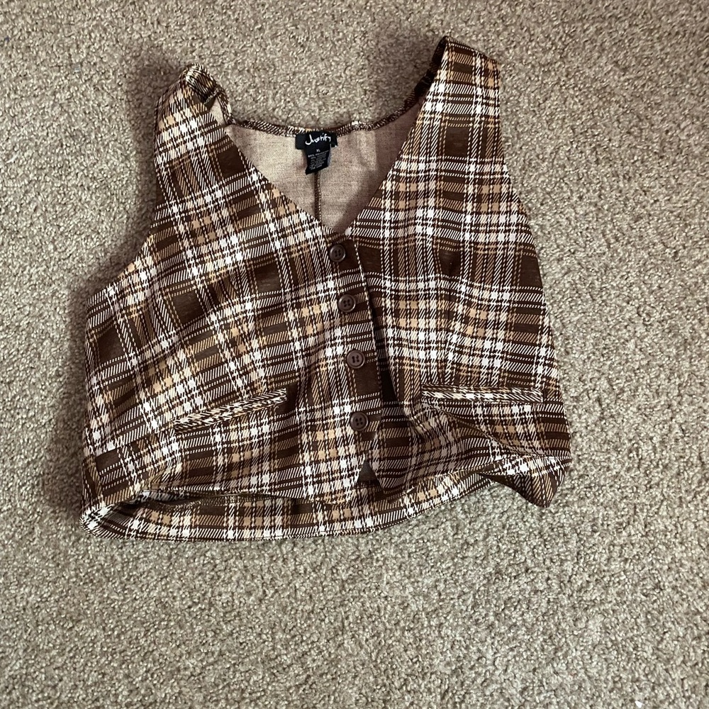 Brown button-up vest: timeless style.